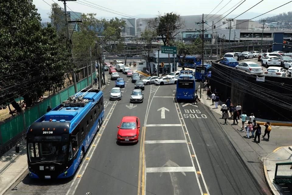 Vehículos en sentido contrario frente a una patrulla en la estación Perisur.