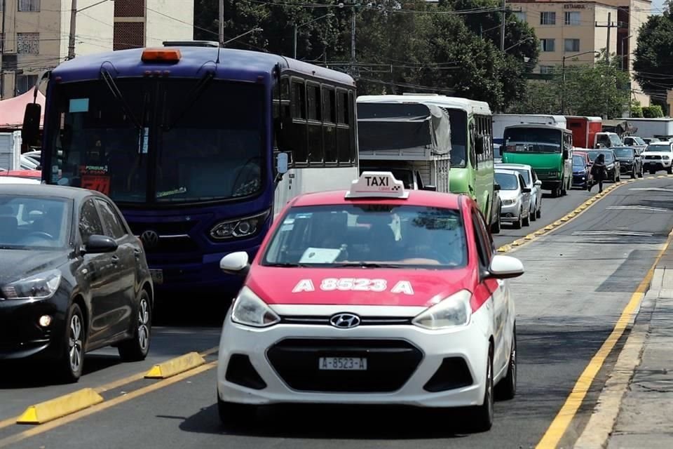 La invasión del carril confinado es un problema constante en prácticamente toda la ruta. 