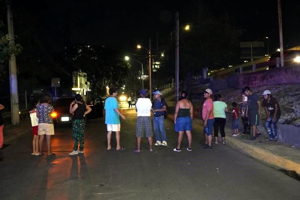 En el lugar acudieron elementos de la Policía de San Pedro para tratar de disuadir la protesta.