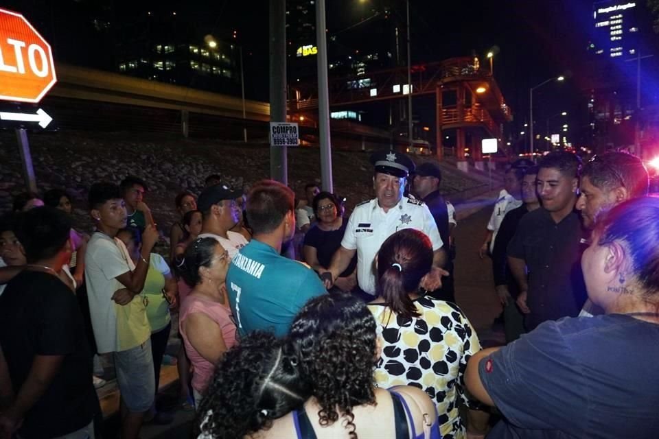 En el lugar acudieron elementos de la Policía de San Pedro para tratar de disuadir la protesta.