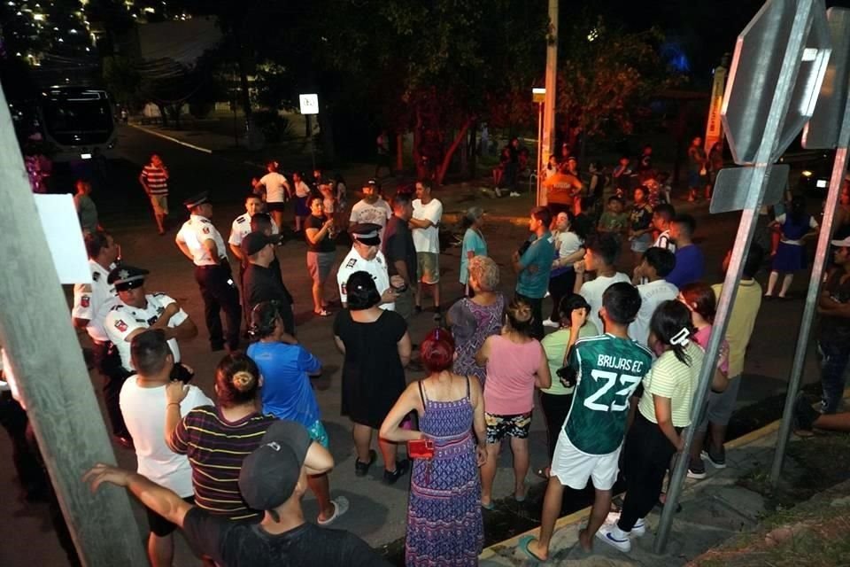 En el lugar acudieron elementos de la Policía de San Pedro para tratar de disuadir la protesta.