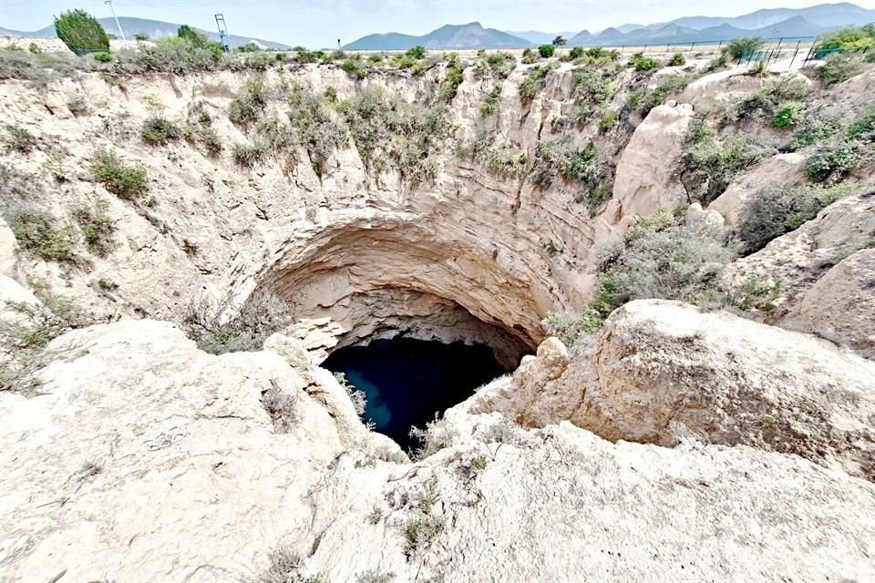 El cadáver fue localizado cerca de las 11:00 horas, boca abajo, en la maleza, a unos tres metros de la superficie.