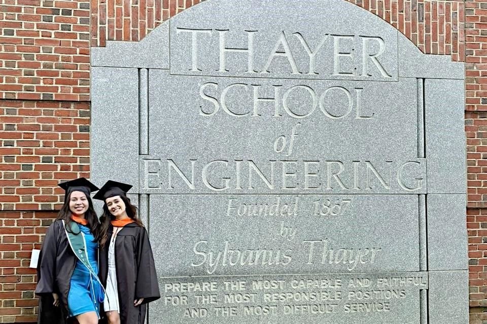 Las regias Ericka Tamayo (izq.) y Marioly Treviño vivieron su segunda graduación en Dartmouth College.
