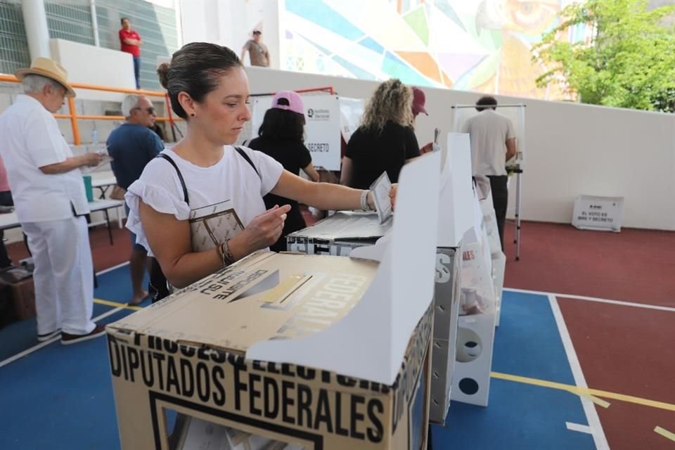 El 2 de junio pasado salió a votar el 58.98% del listado nominal de Guadalajara, mientras que en las elecciones del 2006 votó el 64.73%.