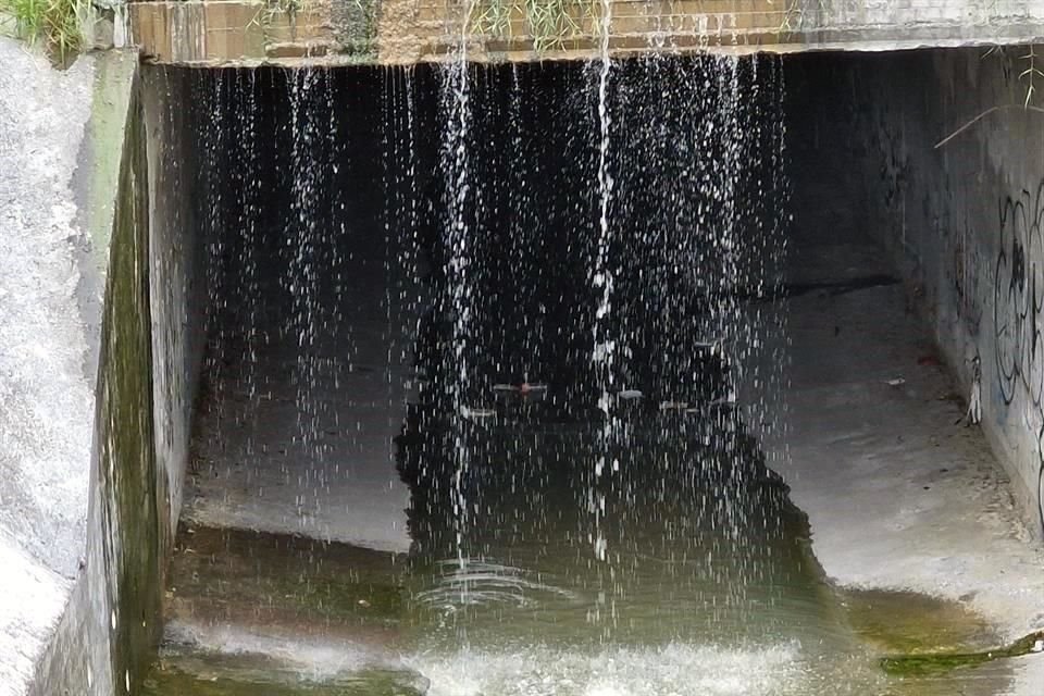 La fuga provenía de dos alcantarillas de la Col. Los Reales y caía en el Arroyo La Talaverna, en San Nicolás, denunciaron los vecinos.