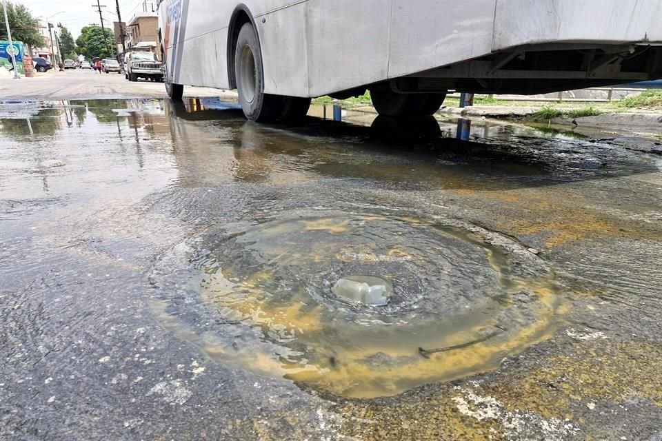 La fuga provenía de dos alcantarillas de la Col. Los Reales y caía en el Arroyo La Talaverna, en San Nicolás, denunciaron los vecinos.