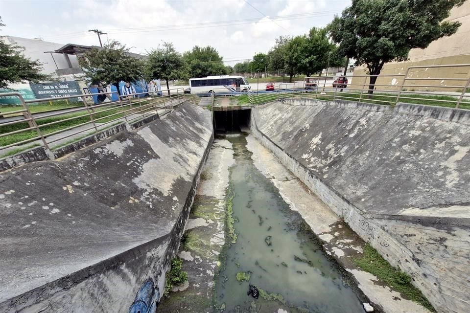 La fuga provenía de dos alcantarillas de la Col. Los Reales y caía en el Arroyo La Talaverna, en San Nicolás, denunciaron los vecinos.