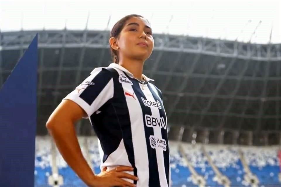 Nicole Pérez luce el nuevo uniforme de las Rayadas, en el que las rayas son más balanceadas a diferencia que el del equipo varonil.