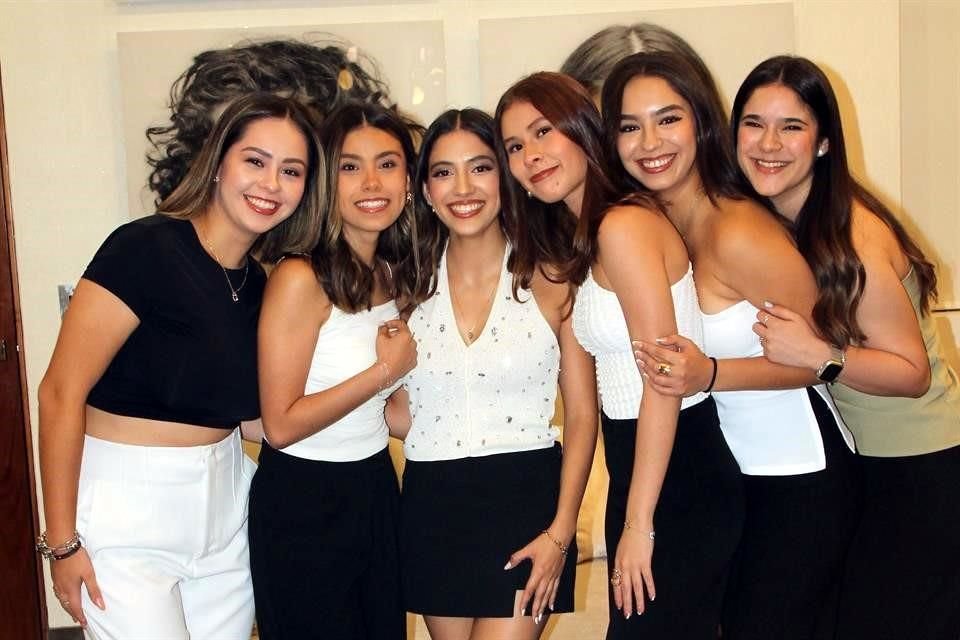 Luisa Oliva, Regina Briceño, Ana Victoria Flores, Valeria Canales, Fernada Guerrero y Abigail Garza