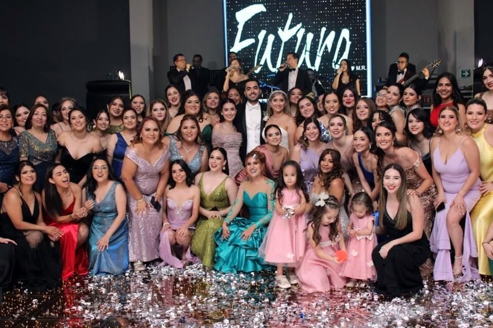 Los novios junto a todas las mujeres invitadas