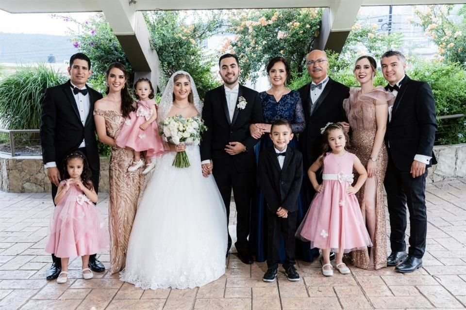 FAMILIA DEL NOVIO Hernán Galindo, Daniela, Susana y Andrea Jáuregui; los recién casados, Susana Garza, Raúl Jáuregui Verdín, Damián, Natalia, y Nancy Jáuregui; Rigoberto Cantú