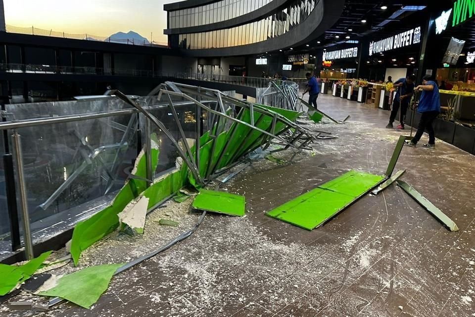 La estructura que cayó era parte del cielo falso en la parte alta de la fachada del edificio.