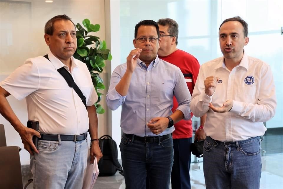 Héctor Castillo, ex candidato panista a la Alcaldía de Santa Catarina y Hernán Salinas, líder estatal albiazul presentaron la denuncia.