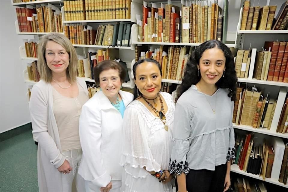 Petra Kosíkovà (izq. a der.), Lidia Rodríguez Alfano, Dalina Flores Hilerio y Jessica Edith Vázquez Vélez reunidas en la Biblioteca Cervantina del Tec de Monterrey.