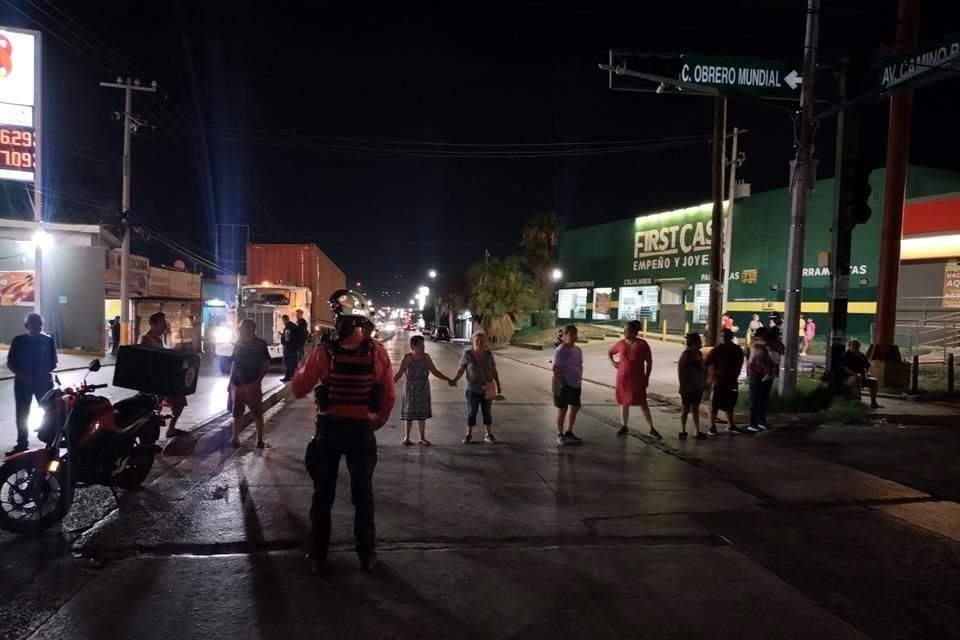 Tomados de las manos y levantando carteles, vecinos de la zona taparon la avenida en su cruce con Casa del Obrero Mundial.