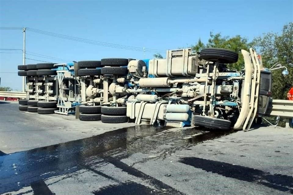  En ambas volcaduras no se reportaron personas lesionadas.