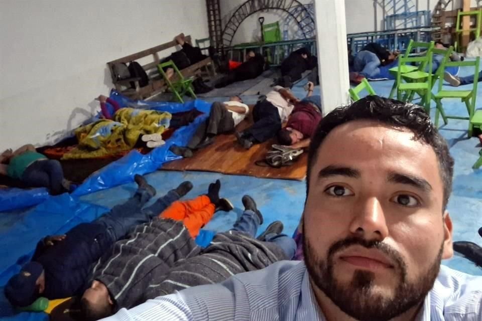 Arturo, uno de los retenidos, pidió ayuda en redes sociales. Subió una foto en la que se les ve durmiendo a algunos con cobijas o sobre plástico.