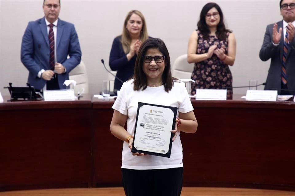 Los consejeros entregaron las constancias a quienes desde hoy son Diputados electos.