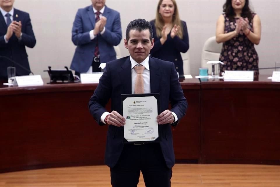 Los consejeros entregaron las constancias a quienes desde hoy son Diputados electos.