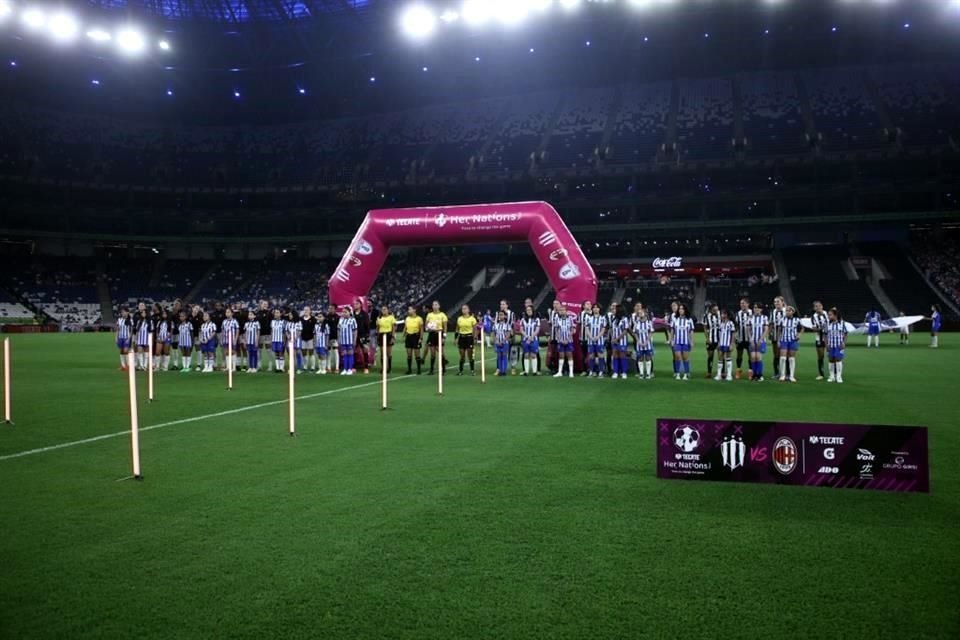 En duelo que sirvió de despedida para Daniela Solis, Rayadas cayó este miércoles 4-0 ante el Milán en amistoso jugado en el Estadio Monterrey. La ex Tigre Evelyn Ijeh anotó un triplete.