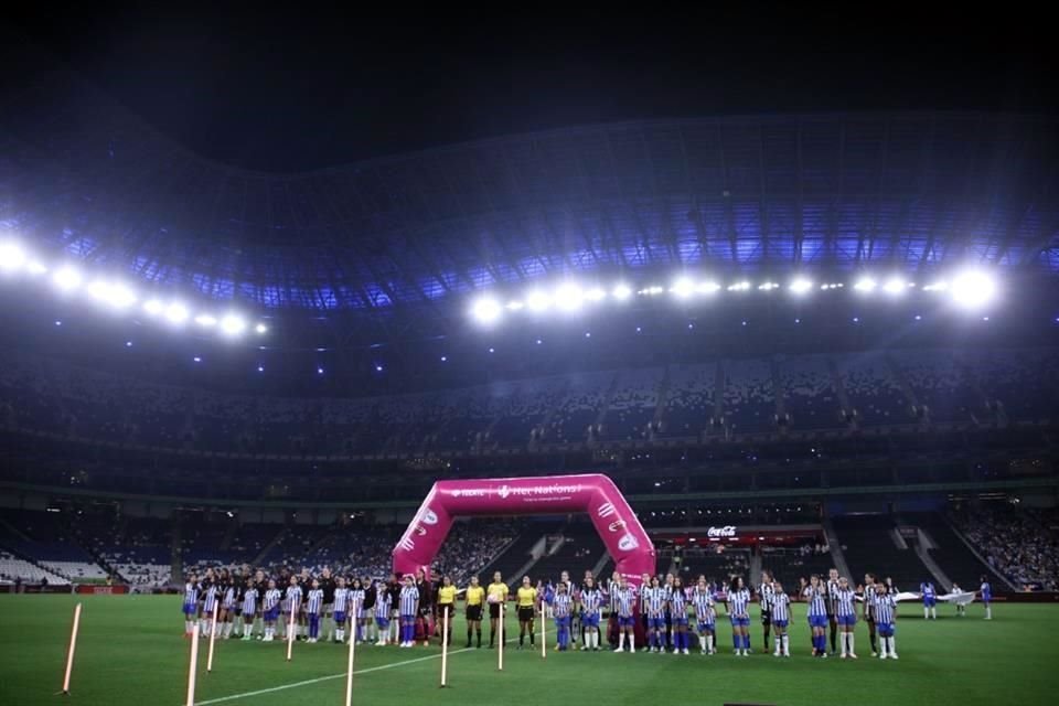 En duelo que sirvió de despedida para Daniela Solis, Rayadas cayó este miércoles 4-0 ante el Milán en amistoso jugado en el Estadio Monterrey. La ex Tigre Evelyn Ijeh anotó un triplete.
