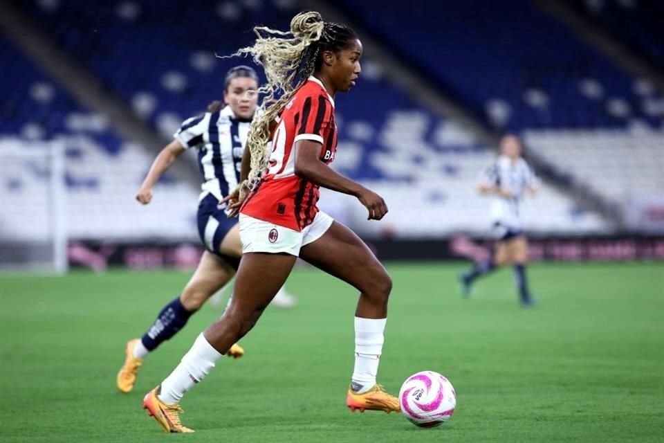En duelo que sirvió de despedida para Daniela Solis, Rayadas cayó este miércoles 4-0 ante el Milán en amistoso jugado en el Estadio Monterrey. La ex Tigre Evelyn Ijeh anotó un triplete.