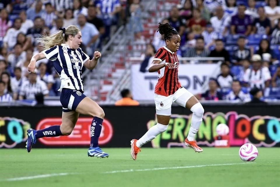 En duelo que sirvió de despedida para Daniela Solis, Rayadas cayó este miércoles 4-0 ante el Milán en amistoso jugado en el Estadio Monterrey. La ex Tigre Evelyn Ijeh anotó un triplete.