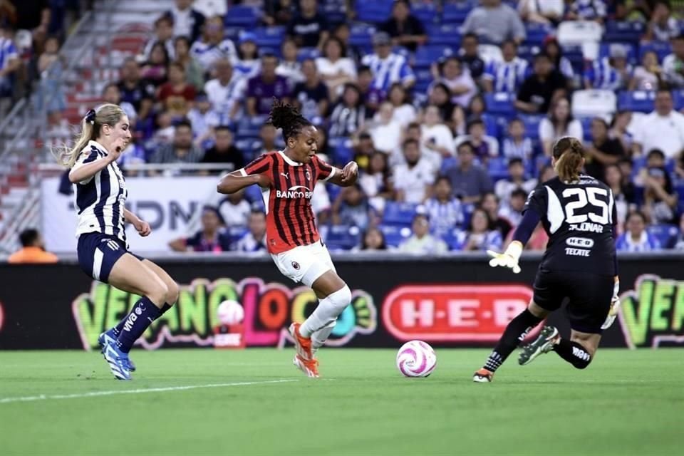 En duelo que sirvió de despedida para Daniela Solis, Rayadas cayó este miércoles 4-0 ante el Milán en amistoso jugado en el Estadio Monterrey. La ex Tigre Evelyn Ijeh anotó un triplete.