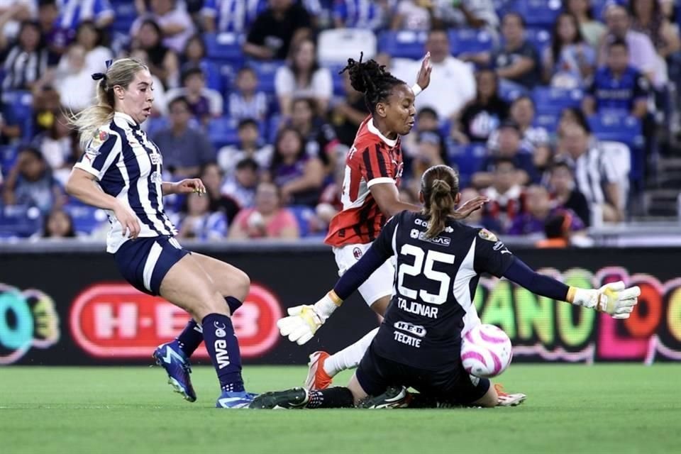 En duelo que sirvió de despedida para Daniela Solis, Rayadas cayó este miércoles 4-0 ante el Milán en amistoso jugado en el Estadio Monterrey. La ex Tigre Evelyn Ijeh anotó un triplete.