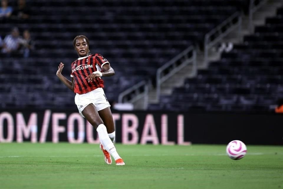 En duelo que sirvió de despedida para Daniela Solis, Rayadas cayó este miércoles 4-0 ante el Milán en amistoso jugado en el Estadio Monterrey. La ex Tigre Evelyn Ijeh anotó un triplete.