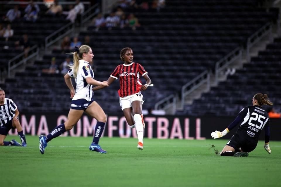 En duelo que sirvió de despedida para Daniela Solis, Rayadas cayó este miércoles 4-0 ante el Milán en amistoso jugado en el Estadio Monterrey. La ex Tigre Evelyn Ijeh anotó un triplete.