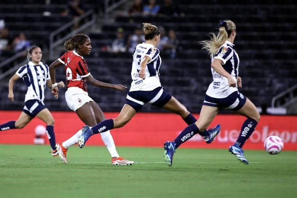 En duelo que sirvió de despedida para Daniela Solis, Rayadas cayó este miércoles 4-0 ante el Milán en amistoso jugado en el Estadio Monterrey. La ex Tigre Evelyn Ijeh anotó un triplete.