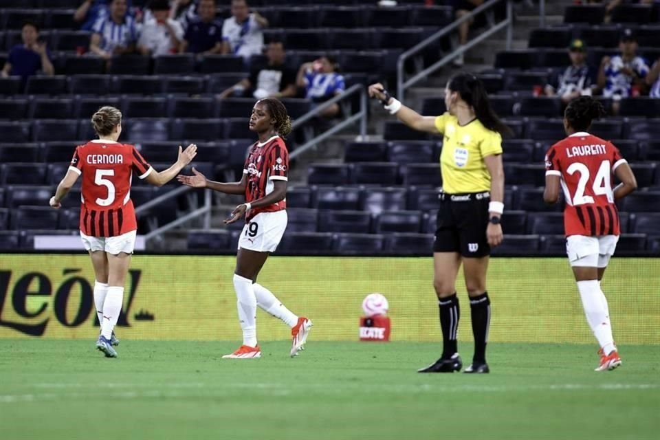 En duelo que sirvió de despedida para Daniela Solis, Rayadas cayó este miércoles 4-0 ante el Milán en amistoso jugado en el Estadio Monterrey. La ex Tigre Evelyn Ijeh anotó un triplete.
