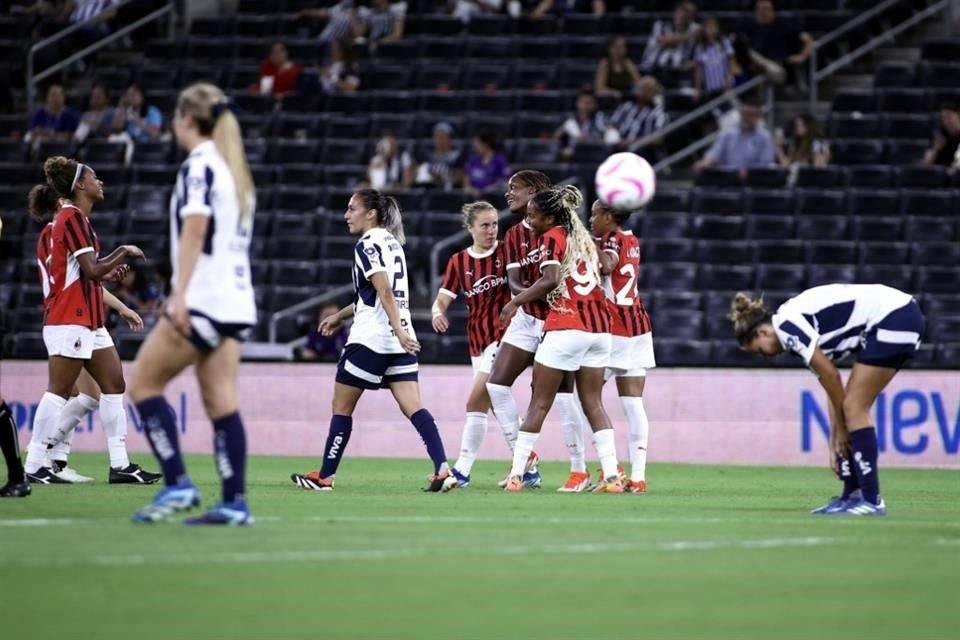 En duelo que sirvió de despedida para Daniela Solis, Rayadas cayó este miércoles 4-0 ante el Milán en amistoso jugado en el Estadio Monterrey. La ex Tigre Evelyn Ijeh anotó un triplete.