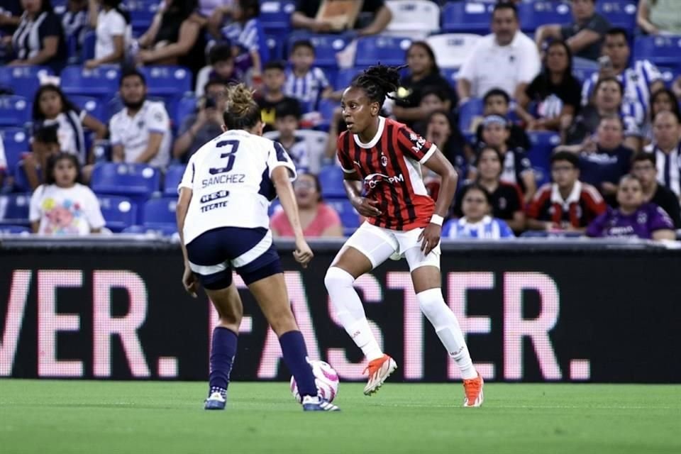 En duelo que sirvió de despedida para Daniela Solis, Rayadas cayó este miércoles 4-0 ante el Milán en amistoso jugado en el Estadio Monterrey. La ex Tigre Evelyn Ijeh anotó un triplete.