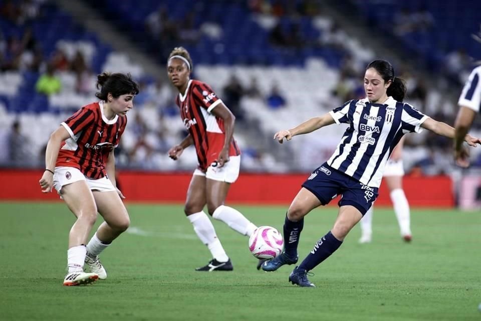 En duelo que sirvió de despedida para Daniela Solis, Rayadas cayó este miércoles 4-0 ante el Milán en amistoso jugado en el Estadio Monterrey. La ex Tigre Evelyn Ijeh anotó un triplete.