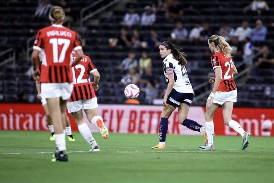 En duelo que sirvió de despedida para Daniela Solis, Rayadas cayó este miércoles 4-0 ante el Milán en amistoso jugado en el Estadio Monterrey. La ex Tigre Evelyn Ijeh anotó un triplete.
