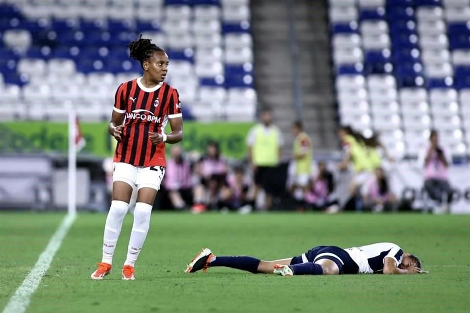 En duelo que sirvió de despedida para Daniela Solis, Rayadas cayó este miércoles 4-0 ante el Milán en amistoso jugado en el Estadio Monterrey. La ex Tigre Evelyn Ijeh anotó un triplete.