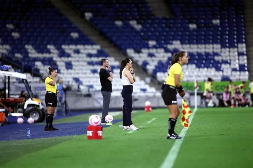 En duelo que sirvió de despedida para Daniela Solis, Rayadas cayó este miércoles 4-0 ante el Milán en amistoso jugado en el Estadio Monterrey. La ex Tigre Evelyn Ijeh anotó un triplete.