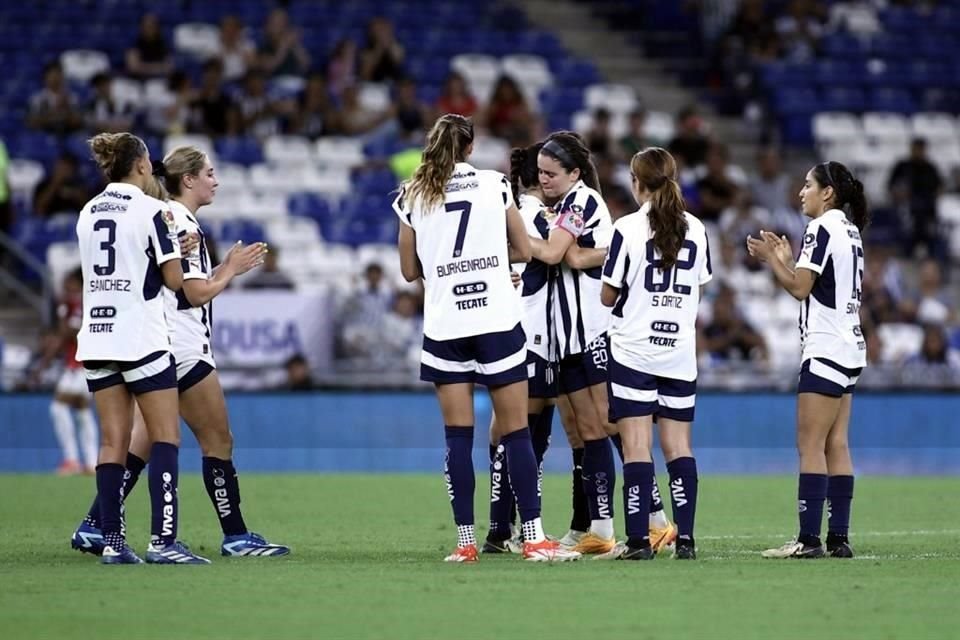 En duelo que sirvió de despedida para Daniela Solis, Rayadas cayó este miércoles 4-0 ante el Milán en amistoso jugado en el Estadio Monterrey. La ex Tigre Evelyn Ijeh anotó un triplete.