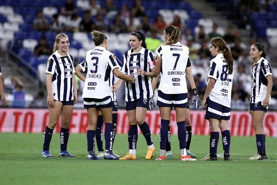 En duelo que sirvió de despedida para Daniela Solis, Rayadas cayó este miércoles 4-0 ante el Milán en amistoso jugado en el Estadio Monterrey. La ex Tigre Evelyn Ijeh anotó un triplete.
