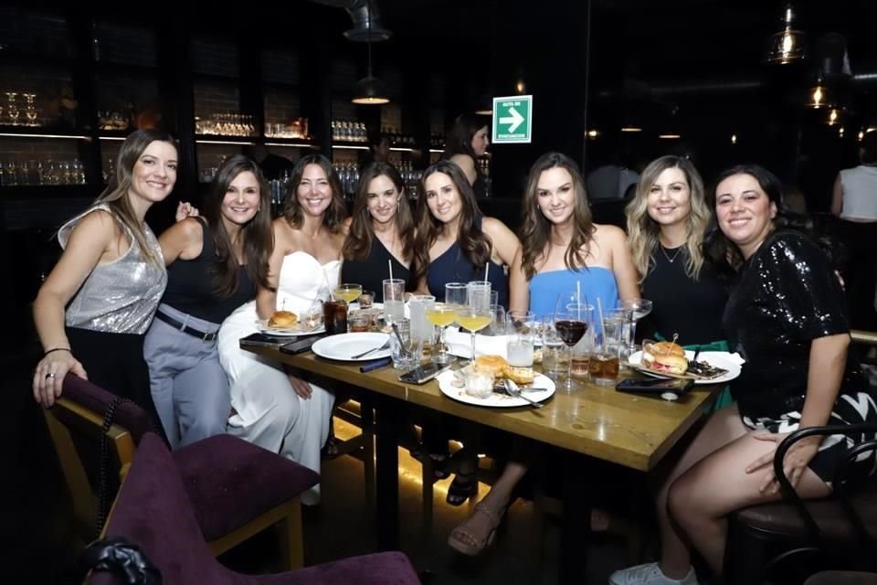 Sofía Rosas, Anita Montalvo, Angélica Espadas, Lulú Cantú, Mónica Montalvo, Marcela Montalvo, Estefanía González y Veva Guzmán