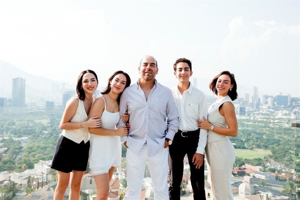 Rodrigo González Calderón con sus hijos Miranda, Mirelle, Rodrigo y Marly González de la Garza