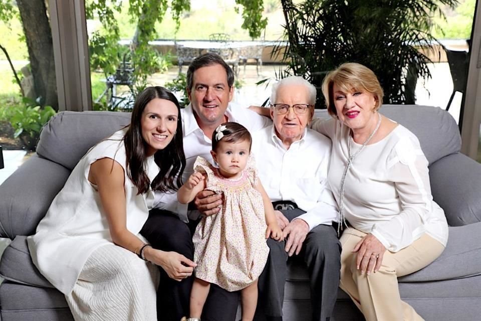 Familia Sagaón. Valeria Sagaón de Sillas, Jorge Luis Sagaón Cavazos, Félix Cavazos Martínez, Maricela Cavazos de Sagaón y Sofía Sillas Sagaón