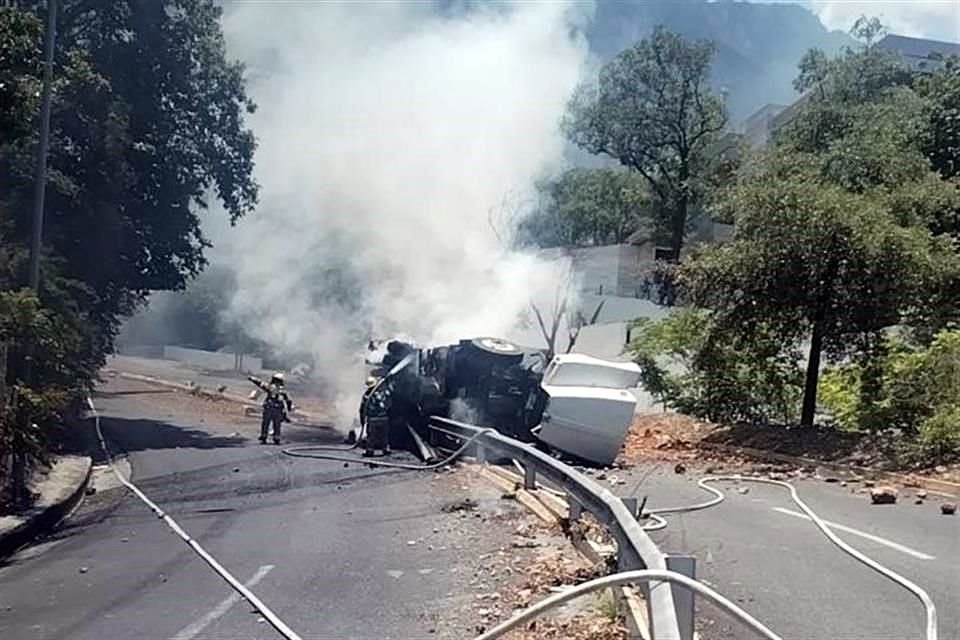 Una presunta falla mecánica provocó que el camión de volteo se estrellara, volcara e incendiara.