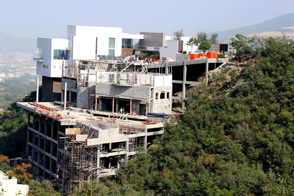 Así lucía la construcción en el 2012, año en que fue detenida por la autoridad municipal, entonces encabezada por el Alcalde Ugo Ruiz.