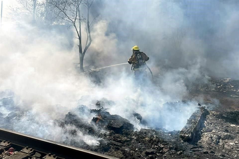 Bomberos de Nuevo León y Protección Civil de Monterrey acudieron al sitio.