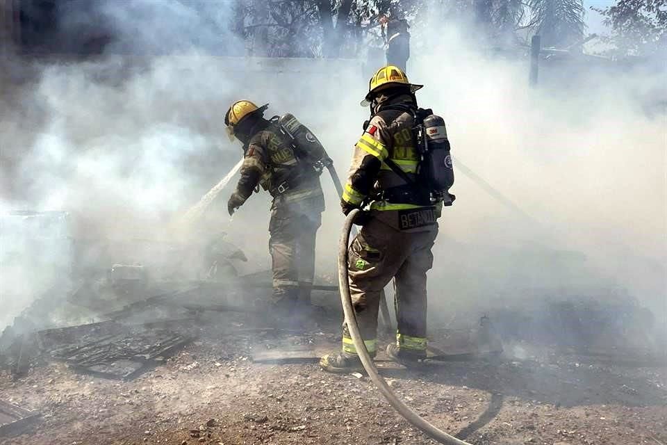 El incendio consumió basura y llantas.