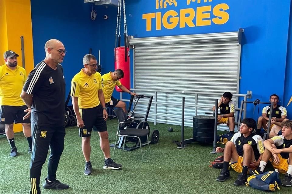 Carlos Turrubiates (de negro) regresa a dirigir a las categorías menores en Tigres.