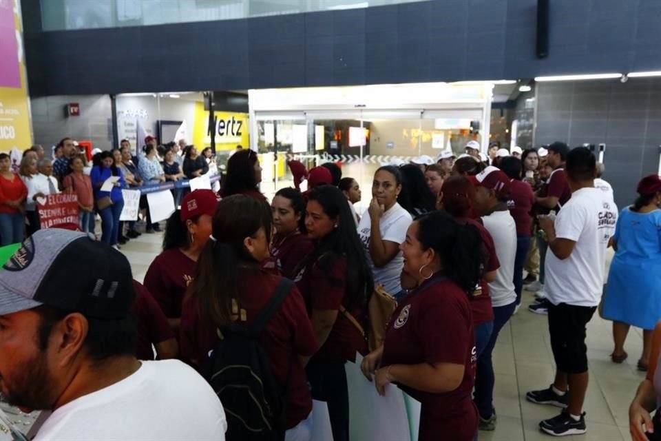 Con pancartas, porras, y banderas los morenistas recibieron a la Presidenta electa.